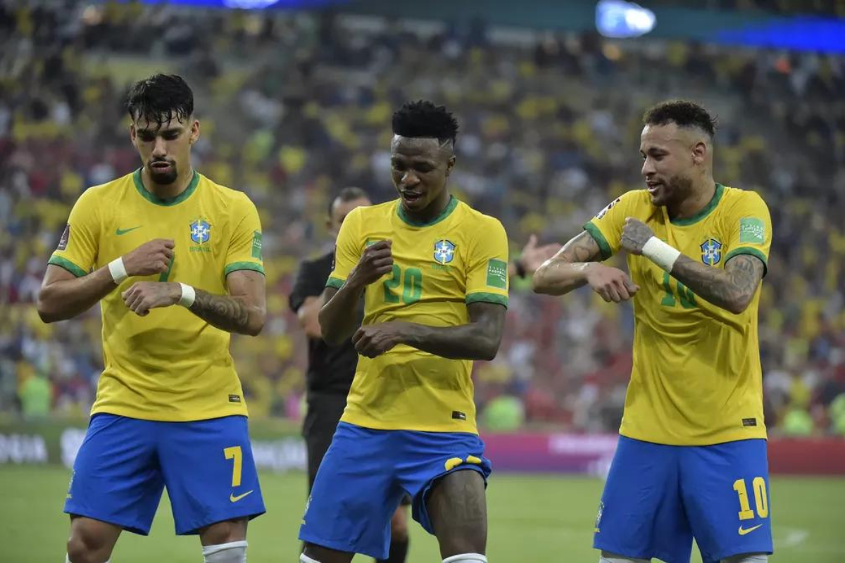 Vini JR, Neymar e Lucas Paquetá comemorando gol pela seleção. | Foto: Lucas Figueiredo/CBF