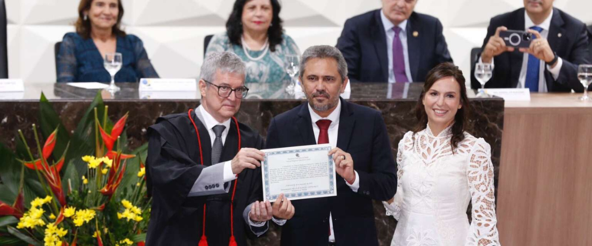 Elmano esteve acompanhado da esposa Lia Freita. | Foto: Carlos Gibaja