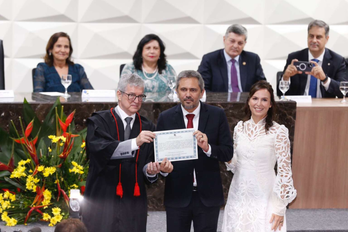 Elmano esteve acompanhado da esposa Lia Freita. | Foto: Carlos Gibaja