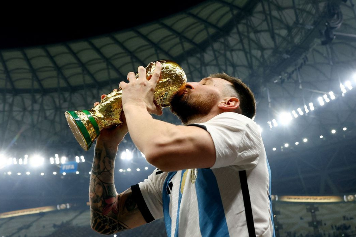 Messi levanta a taça do mundial após a partida. | Foto: Reuters