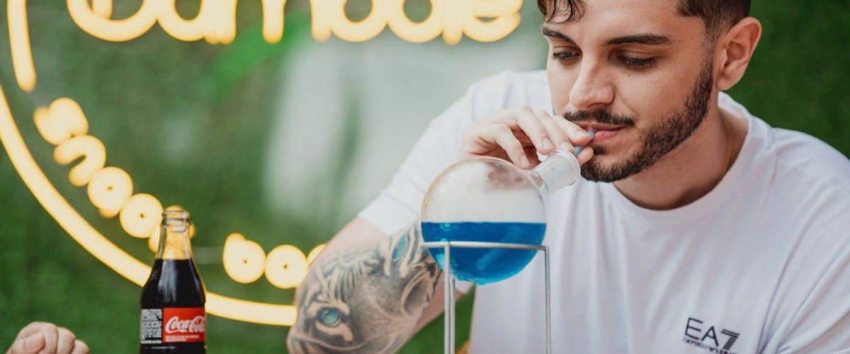 Além dessa novidade (open bar e open food), o espaço também contará com o bom repertório da cantora Lorena Galvão, trazendo muito samba rock, bossa e pagode para animar os torcedores. | Foto: Divulgação