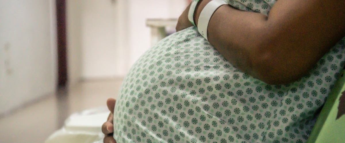 Infecção ocorre durante a gestação, o parto ou a amamentação. | Foto: Reprodução