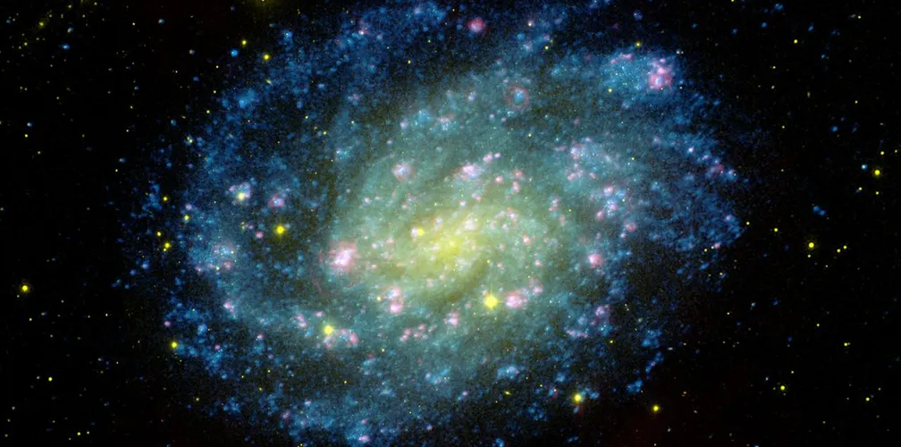 Homenagem: Nasa publica foto de galáxia verde-amarela em homenagem ao 'Lendário' Rei Pelé