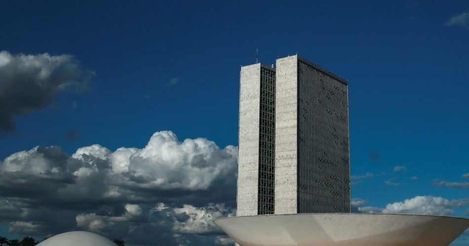 Economia: Congresso aprova Orçamento com salário mínimo de R$1.320 para 2023