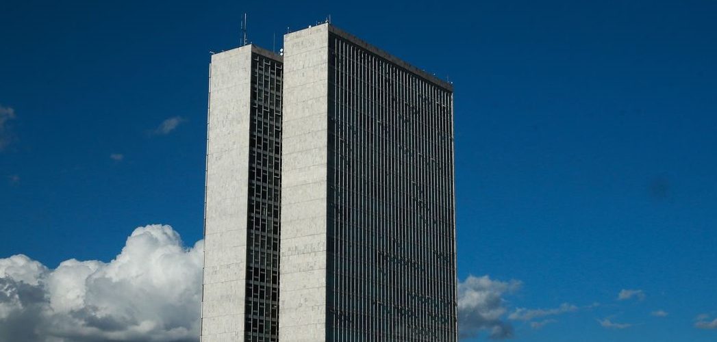 Política: Câmara aprova aumento para presidente, ministros e parlamentares