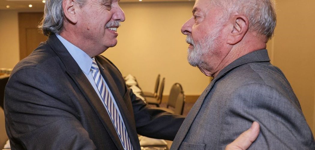 Política: Lula faz primeira viagem internacional desde que assumiu o governo