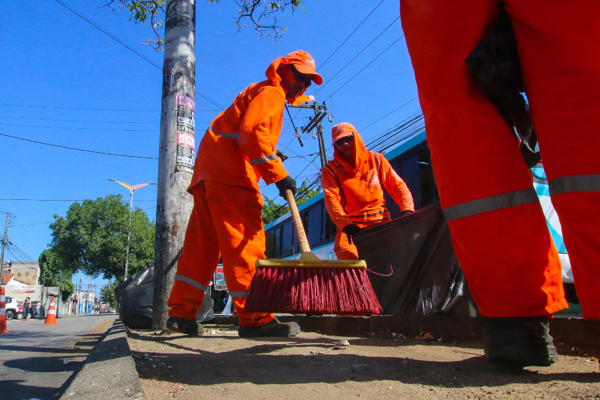 A Central 156 registra, entre outras, demandas limpeza urbana, conservação de vias e iluminação pública. | Foto: Kiko Silva