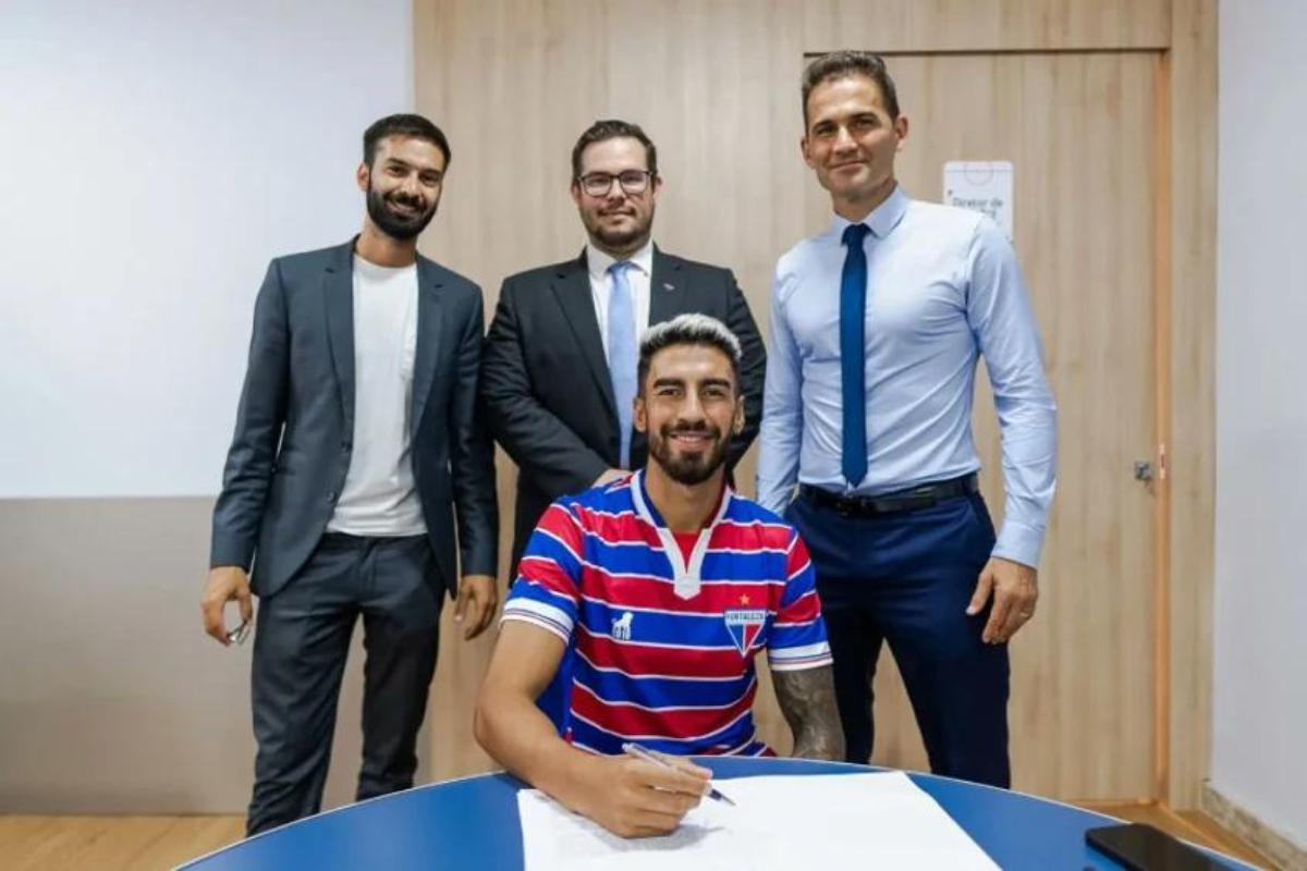 Jogador assinou contrato e já treina com o elenco tricolor. | Foto: Matheus Amorim/FEC