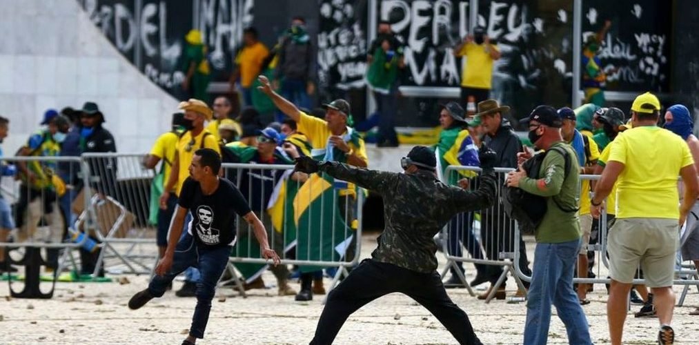 Manifestantes invadem Congresso, STF e Palácio do Planalto