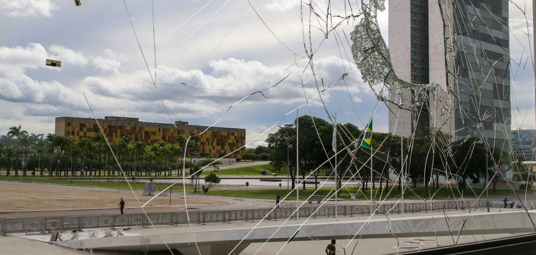 Política: Câmara aprova intervenção federal na segurança pública do DF