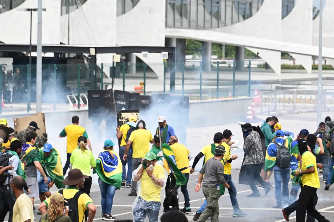 Escrevo este artigo ainda estarrecido com os episódios dos ataques aos edifícios dos três Poderes por terroristas, no último dia 8 de janeiro de 2023, um ano que já se inicia pautando as ações conjuntas que os organismos nacionais e seus parceiros terão de empreender no combate à desinformação e seus desdobramentos para a defesa inalienável da democracia e do Estado Democrático de Direito. Que fique bem claro que os eventos terroristas em lide não promoveram ataques apenas aos patrimônios, bens públicos e artísticos de Brasília. Foi um ataque frontal e anunciado à democracia brasileira, urdido e planejado por uma horda de terroristas financiados por golpistas inimigos dela e das benesses democráticas que ela proporciona. Assim, como já prenunciado pelos encaminhamentos e desdobramentos das ações desencadeadas desde 2021 pelo Supremo Tribunal Federal (STF) e o seu Projeto de Combate à Desinformação (PCD) – do qual participo com orgulho – reitero que, sem informação não há democracia e não duvido que a vertiginosa propagação de mentiras, fake news e ódio pela Internet, principalmente pelas redes sociais, tenham feito esse complexo fenômeno de desinformação sair das ambiências digitais para as ruas. Este artigo não objetiva analisar a complexidade do que está nos muitos contextos desse ataque em Brasília, senão discutir brevemente as relações entre os fenômenos da desinformação e suas consequências contrárias ao Estado Democrático de Direito. Assim, voltando-se para o objetivo já anteriormente delineado para o que decidi abordar nesta edição, analiso sob a ótica do novo governo democraticamente eleito em 30 de novembro de 2022 os discursos do Presidente Lula e do Ministro do Tribunal Superior Eleitoral, Ministro Alexandre de Moraes durante a cerimônia de diplomação do presidente eleito, sobre o papel da informação num País democrático e as faces nefastas da desinformação e os seus respectivos combates. Mais voltado para sua trajetória política e aos agradecimentos pela atual votação, Lula trouxe no seu discurso aspectos gerais da sua defesa à democracia – proferido por ele 19 vezes – e dos perigos que ela sofreu nos últimos anos. Na esteira dos ataques à democracia, o presidente citou a mentira (sete vezes) e o ódio (quatro vezes), defendendo que a verdade (citada quatro vezes) prevaleça. No entanto, ainda que realçando “o ataque sistemático às instituições democráticas”, Lula só pronuncia a palavra informação uma única vez, quando afirma que “jamais renunciaremos à defesa intransigente da liberdade de expressão, mas defenderemos até o fim o livre acesso à informação de qualidade, sem mentiras e manipulações que levam ao ódio e à violência política”. Fica apenas implícito no discurso do presidente eleito que a desinformação precisa ser combatida numa relação direta com a defesa da democracia, o que deixa nas entrelinhas que seu governo apoiará toda e qualquer demanda de combate à desinformação, como prenunciada no PCD do STF, cujas ações vêm se espraiando pelo Brasil, com o apoio e práticas já em desenvolvimento por vários organismos nacionais, principalmente por muitas universidades, cujas capilaridades com a sociedade são mais notórias. De sua parte e com ênfase e realces ao fenômeno da desinformação e outras práticas de informações fraudulentas que aviltam os princípios democráticos, o discurso do Ministro Alexandre de Moraes é mais enfático quanto as relações que se pode estabelecer com as diretrizes do mesmo programa acima realçado e estrategicamente pautado por ações concretas de combate à desinformação. Assim, a fala do ministro entrelaça o fenômeno da desinformação (citada cinco vezes) com os princípios democráticos que devem puni-la sob o regime duro da lei, com vistas à defesa intransigente do Estado Democrático de Direito e da democracia (realçados, respectivamente, nove e dez vezes). Ancorados na “observância fiel à Constituição”, as ações democráticas têm, portanto, no livre acesso à informação, na liberdade de expressão e no combate à desinformação – como reiterado muitas vezes no PCD do STF – a garantia do “pleno funcionamento das Instituições”. Na maioria de suas falas a respeito do caos estabelecido pelos processos de desinformação, o Ministro Alexandre de Moraes os associa àqueles que buscam criar um regime de exceção. Não por acaso, o ministro cita no contexto das causas antidemocráticas o ódio e o ataque (respectivamente, seis e sete vezes), pronunciadas no seu discurso quando da diplomação de Lula e Alckimin. Para ele, “fruto de um pensamento antidemocrático e extremista, a utilização em massa das redes sociais foi subvertida para disseminar a ‘desinformação’, o discurso de ódio, as notícias fraudulentas, as fake news”. Como pesquisador há anos dos fenômenos infocomunicacionais na graduação de pós-graduação, vejo aumentar no mundo acadêmico e científico as preocupações com os processos de “desinformação”, o que pode ser comprovado pelo respectivo aumento do volume de publicações nacionais e internacionais sobre o tema. Na síntese das problematizações, os aspectos contemporâneos das contradições em curso. Assim, observando os discursos de Lula e de Alexandre de Moraes, volto a refletir sobre a aparente obviedade de que não se pode mais adiar as discussões e os estudos desses fenômenos de produção, circulação, difusão, recepção e apropriação de informações fraudulentas, sem os quais não podemos garantir fenômeno informacionais íntegros e à serviço da democracia e do Estado Democrático de Direito. Chamo de contradição o fato de, no auge do acesso à informação, não sabermos lidar com ela. No contexto exacerbado de consumo informacional, não sabemos consumir. No ápice da oferta de informação, não sabemos separar o joio do trigo. De modo igual, no frenesi das ondas dos fluxos informacionais digitais, não sabemos navegar. Vivemos a profusão de textos, imagens, códigos e signos, somos arrebatados pelas múltiplas visões que isso possibilita, sem sabermos enxergar de fato os seus sentidos. Temos ao nosso acesso um mar de possibilidades de leitura e não conseguimos extrair daí as práticas leitoras para a complementação e compreensão dos sentidos das letras, das imagens, das coisas e do mundo. As contradições não param por aí, mas não cabe discuti-las neste artigo. O que mais merece problematização é o fato de vivermos sob a égide da informação e da simultânea massificação dos processos de desinformação, processos que vêm se sofisticando a passos largos. De posse das linguagens e estruturas discursivas do jornalismo, das características das informações digitais e da simultaneidade e instantaneidade de suas difusões, dos recursos imagéticos dos memes, emogis e suas simbologias de sentido, os novos produtores de mensagens nos contextos da Internet e das mídias sociais vêm falseando também os estilos e as estéticas de seus canais/fontes difusores, confundindo uma sociedade ainda inábil na leitura e interpretação de mensagens, informações e comunicações digitais. É nesse contexto que se enquadra mais uma vez o discurso de Lula. Para o presidente, “precisamos de coragem”. Para ele, “a democracia só tem sentido, e será defendida pelo povo, na medida em que promover, de fato, a igualdade de direitos e oportunidades para todos e todas, independentemente de classe social, cor, crença religiosa ou orientação sexual”. Isso vale também para uma educação inclusiva e crítica, já há muito defendida por pesquisadores sobre uma educação para a mídia; uma literacia informacional e midiática; da necessidade de processos, técnicas e metodologias para uma mediação da informação; estudos e métodos para a competência em informação; estudos de recepção e de apropriação da informação; estudos de comunidades e usuários da informação; estudos de práticas e culturas informacionais, reiteradamente pautadas pelas pesquisas contemporâneas nos campos da Ciência da Informação e Ciências da Comunicação. Voltando ao discurso de Alexandre de Moraes, ele enfatiza que “a utilização das redes sociais como instrumento democrático de acesso a livre manifestação de pensamento – surgido principalmente nas famosas ‘primaveras democráticas’ – foi desvirtuada por extremistas, no intuito de desacreditar as notícias veiculadas pela mídia tradicional”. O acesso livre à informação e o excesso de informação em fluxos é outra das contradições que temos que, conjuntamente, problematizar. Leia-se por conjuntamente os três Poderes da República, as universidades e institutos de pesquisa e a sociedade, para citar apenas estes. Sobre os contextos dos fenômenos informacionais, o excesso pode não garantir a informação. É preciso, como afirmei acima, ações mediacionais que desatrelem o verbo informar do desinformar, porque é sob as bases da informação que se fortalece uma democracia e seus feitos democráticos, inclusive as possibilidades de, como pontuou Moraes, não permitir que “grupos extremistas, criminosos e antidemocráticos, a partir da ‘desinformação’” possam “desacreditar a própria democracia”. É no contexto dessas explicações e sugestões que as várias representações das universidades públicas e privadas aceitaram o chamamento do STF para a discussão e promoção das ações nacionais, regionais e locais de combate à desinformação, nos termos do importante e necessário PCD do STF.