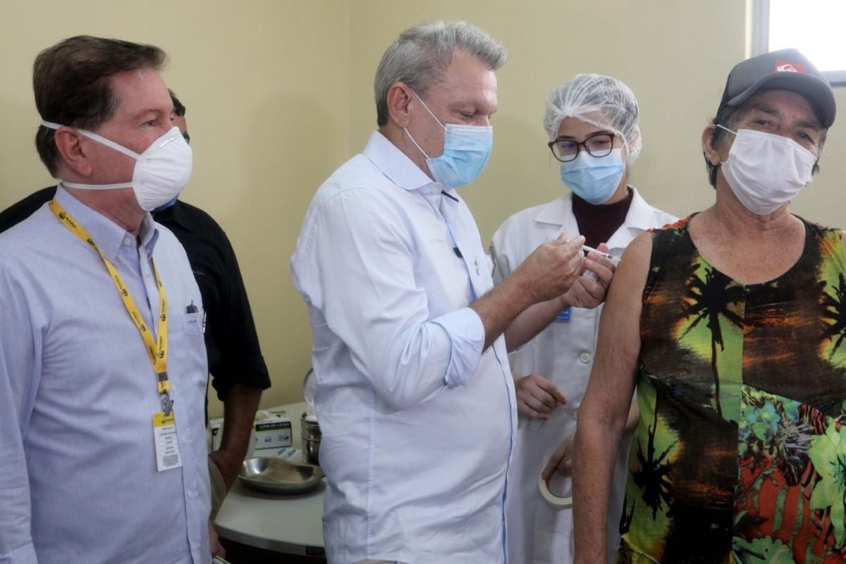 Fortaleza: No primeiro dia de vacinação bivalente contra Covid-19, Sarto celebra avanço da imunização na Capital