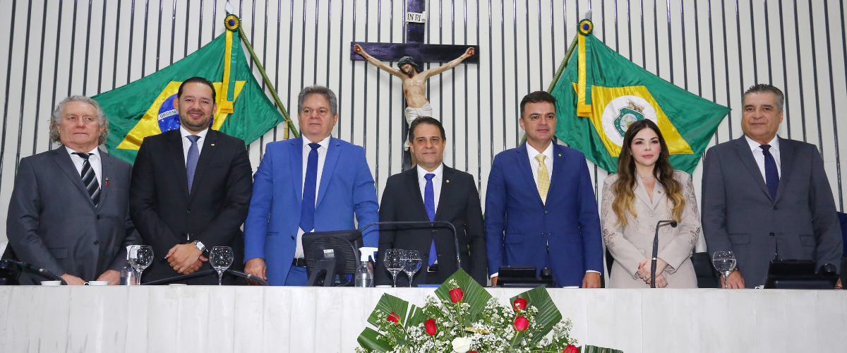 Mesa foi formada no Plenário 13 de Maio. | Foto: Júnior Pio