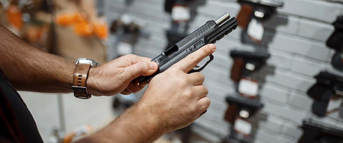 Em 2018, quase metade do acervo de armas pessoais então existente pertencia a membros de instituições militares (47%).. | Foto: Stockfotos