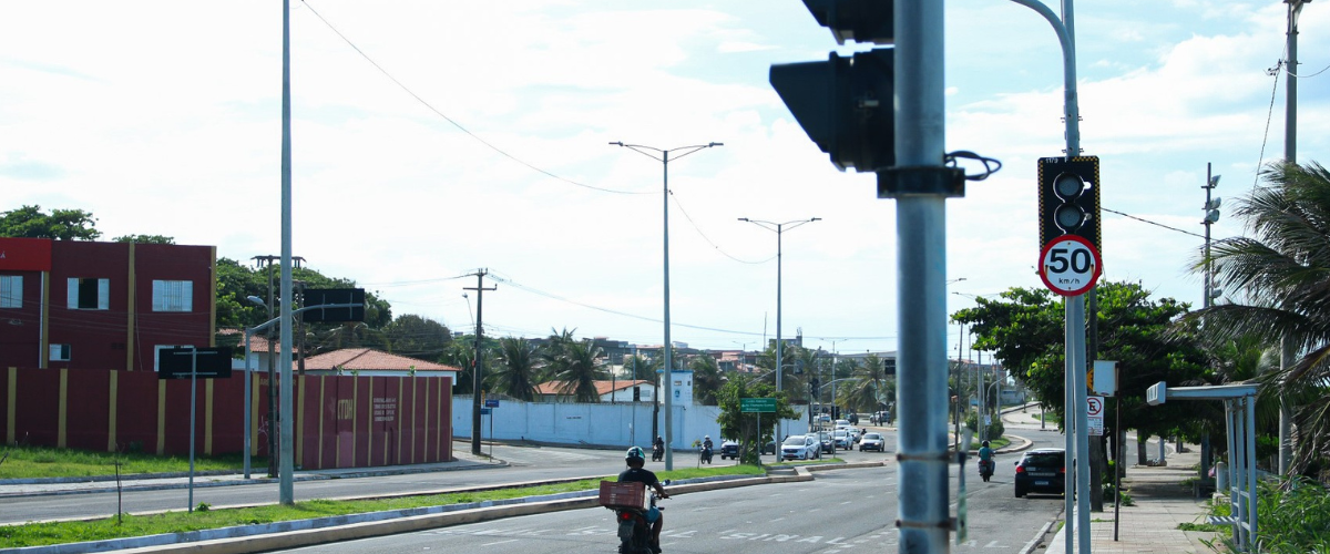 Para dar continuidade à política de preservação de vidas e assegurar que os avanços obtidos sejam continuados, a AMC tem reforçado as ações de educação, engenharia de tráfego, comunicação e fiscalização. | Foto: Tainá Cavalcante