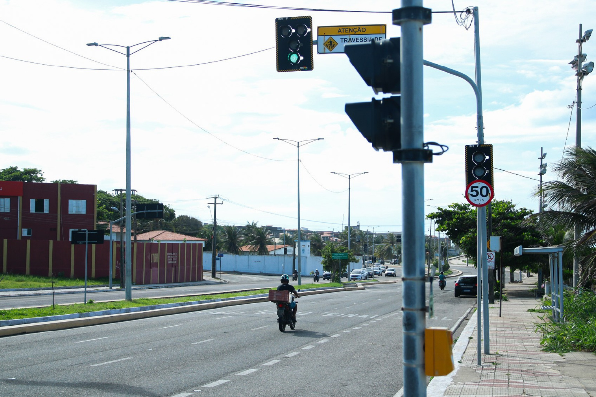 Para dar continuidade à política de preservação de vidas e assegurar que os avanços obtidos sejam continuados, a AMC tem reforçado as ações de educação, engenharia de tráfego, comunicação e fiscalização. | Foto: Tainá Cavalcante