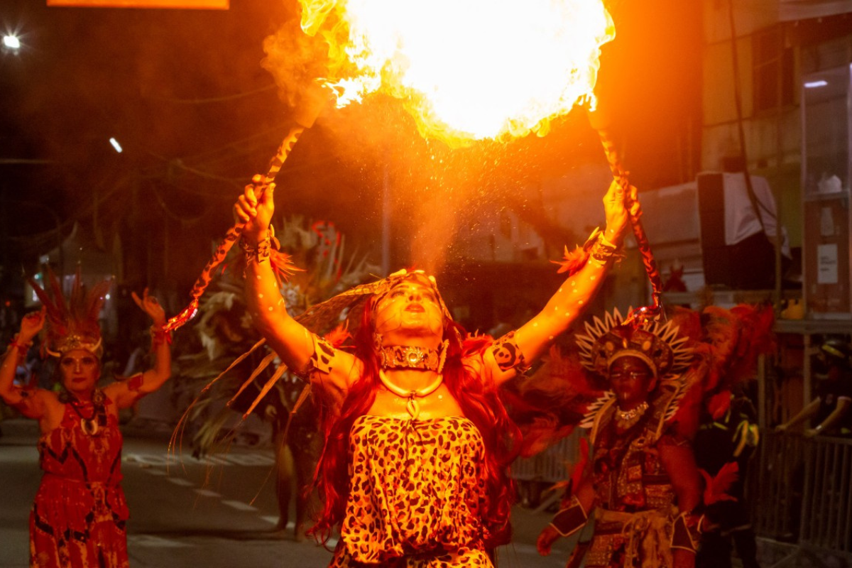 As cores e o espetáculo dos maracatus de Fortaleza tomaram de conta mais uma vez da Domingos Olímpio .| Foto: Rodrigo Carvalho