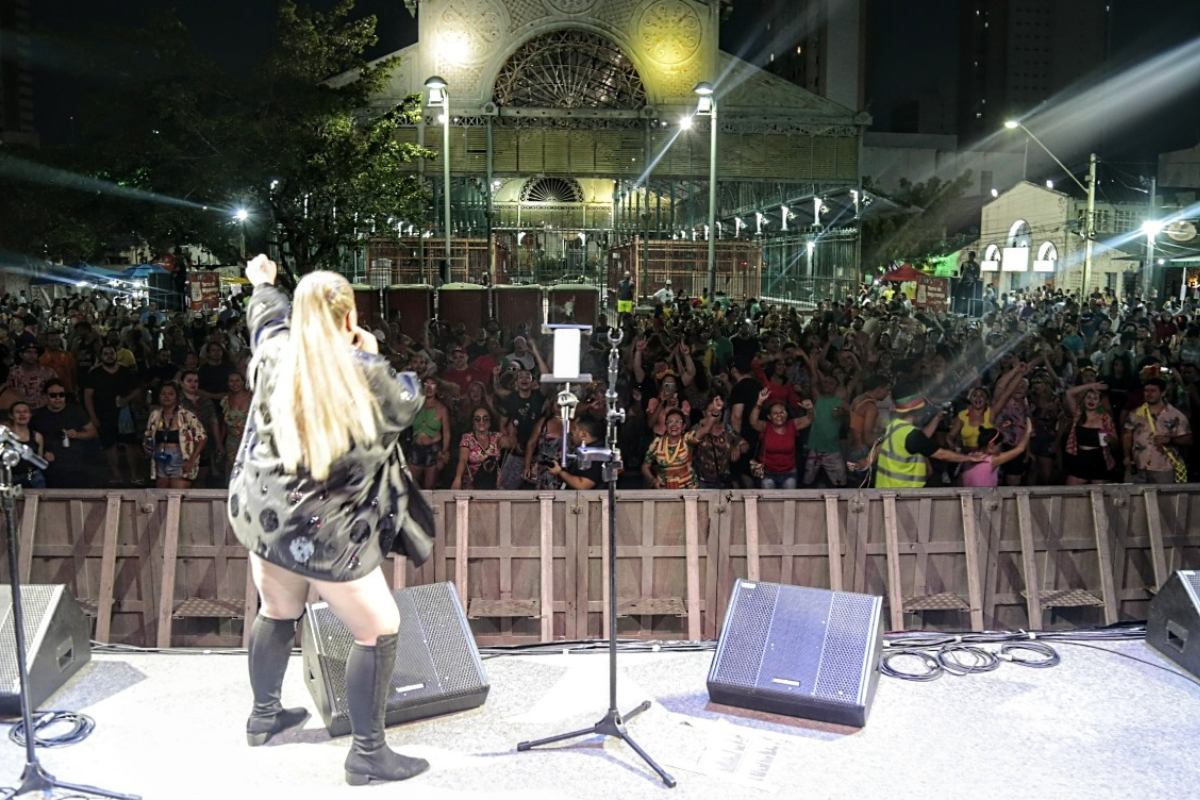 O Mercado dos Pinhões é um dos grandes pontos de encontro dos foliões de Fortaleza. |Foto: Alex Costa