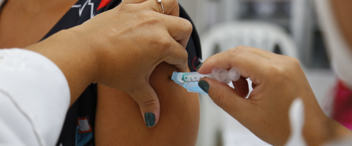 Dados do Ministério da Saúde revelam que, até o momento, cerca de 19 milhões de pessoas estão em atraso com a segunda dose da vacina contra Covid-19.| Foto: Tatiana Fortes/ Governo do Ceará