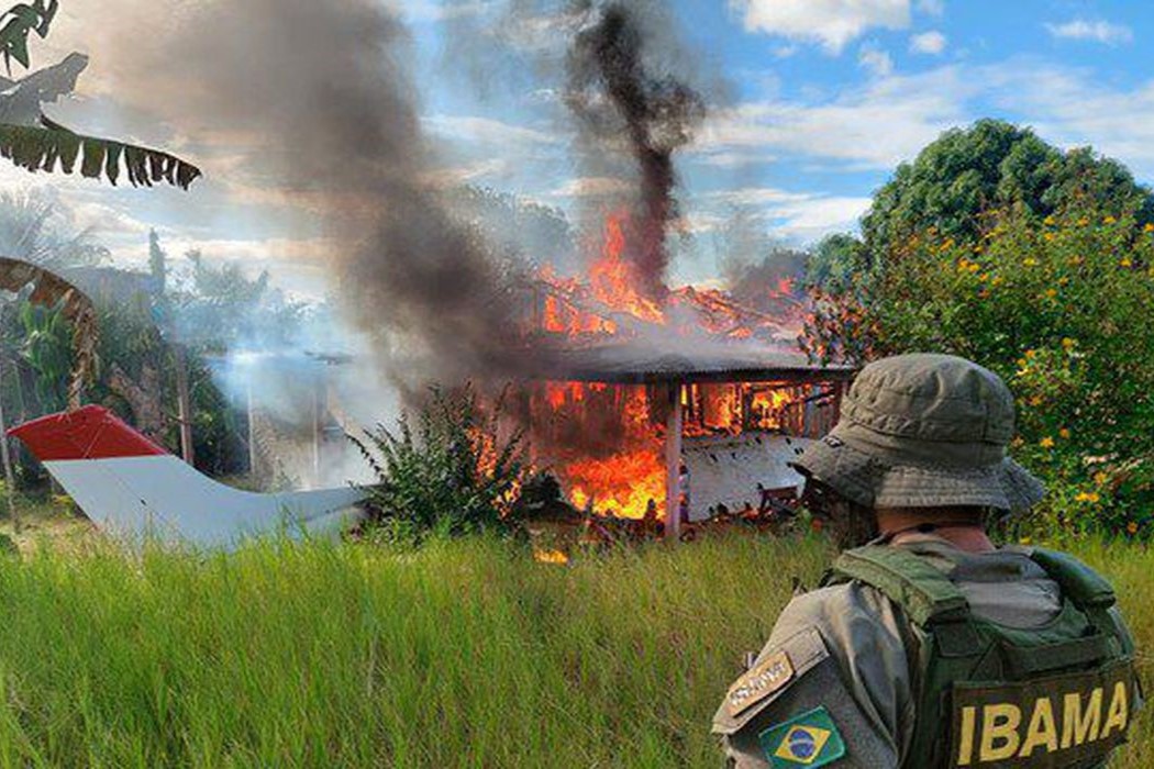 Desintrusão: Operação do governo destrói avião e trator do garimpo em área yanomami