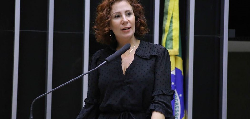 Fuga: Carla Zambelli deixa o Brasil após condenação e fixa residência na Europa