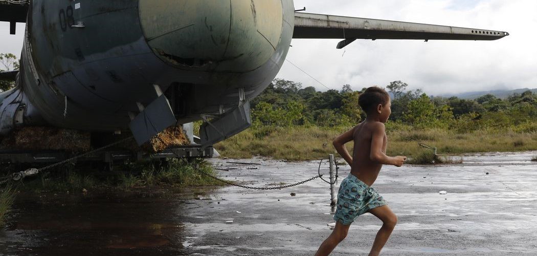 Ação Humanitária: Militares trabalham durante a noite para reformar pista em TI Yanomami