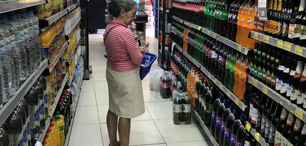 Consumo: Embalagens ocultam parte dos aditivos em alimentos vendidos no Brasil