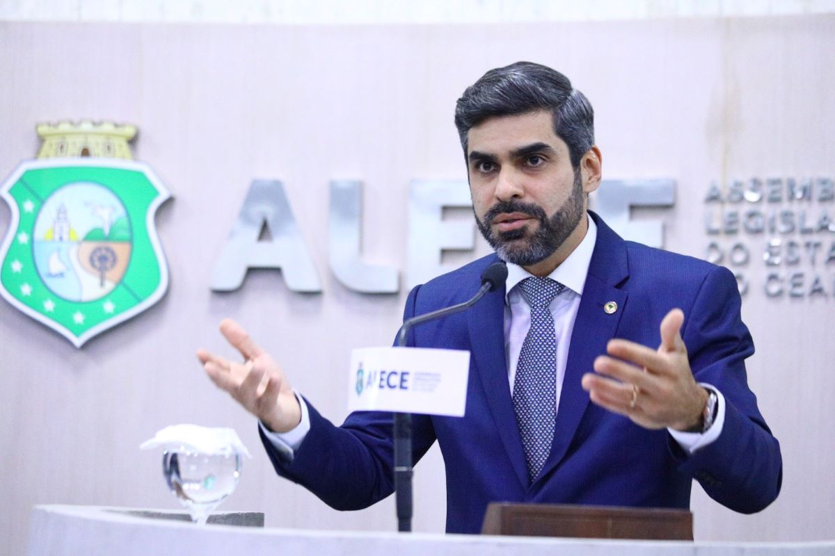 Política: Queiroz Filho é eleito presidente da Comissão de Juventude da Alece