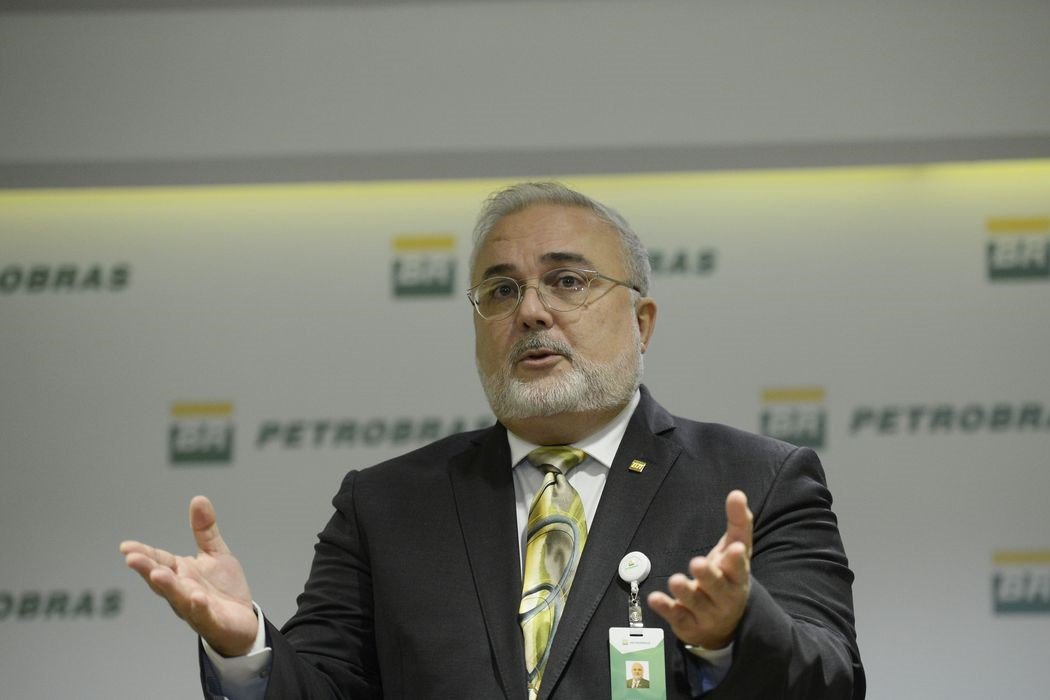 Economia: Presidente da Petrobras diz que pode reduzir preço da gasolina