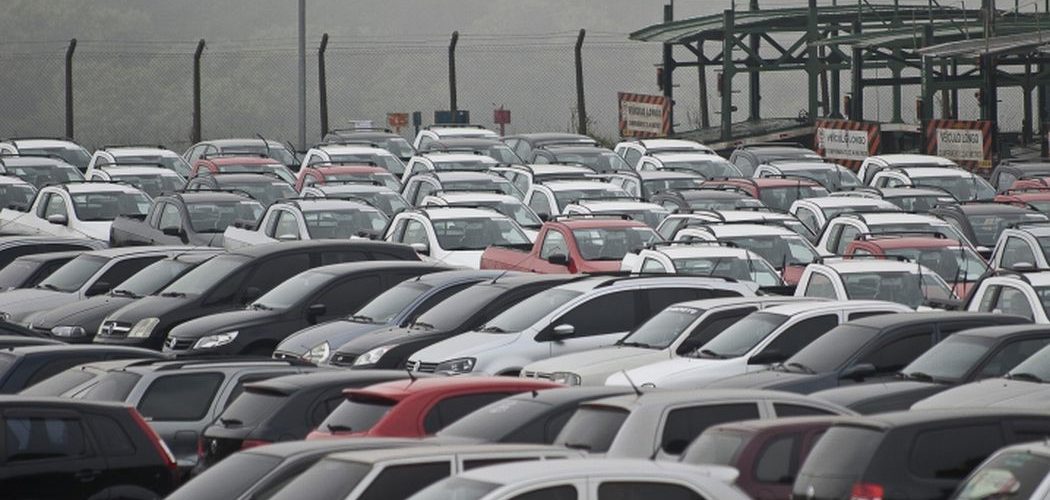 Economia: Montadoras paralisam produção e dão férias coletivas aos funcionários
