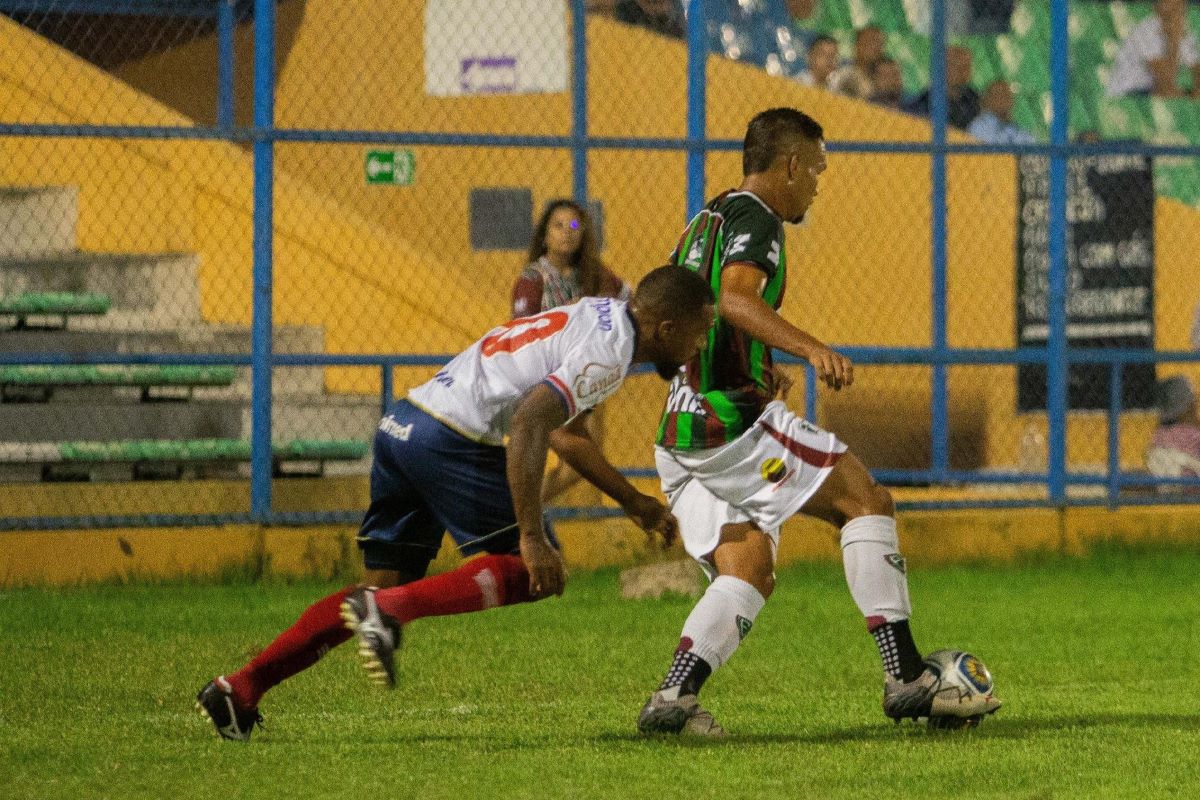 yago-felipe-e-fagner-disputam-a-bola-em-fluminense-pi-x-bahia-1678846359314_v2_1920x1409