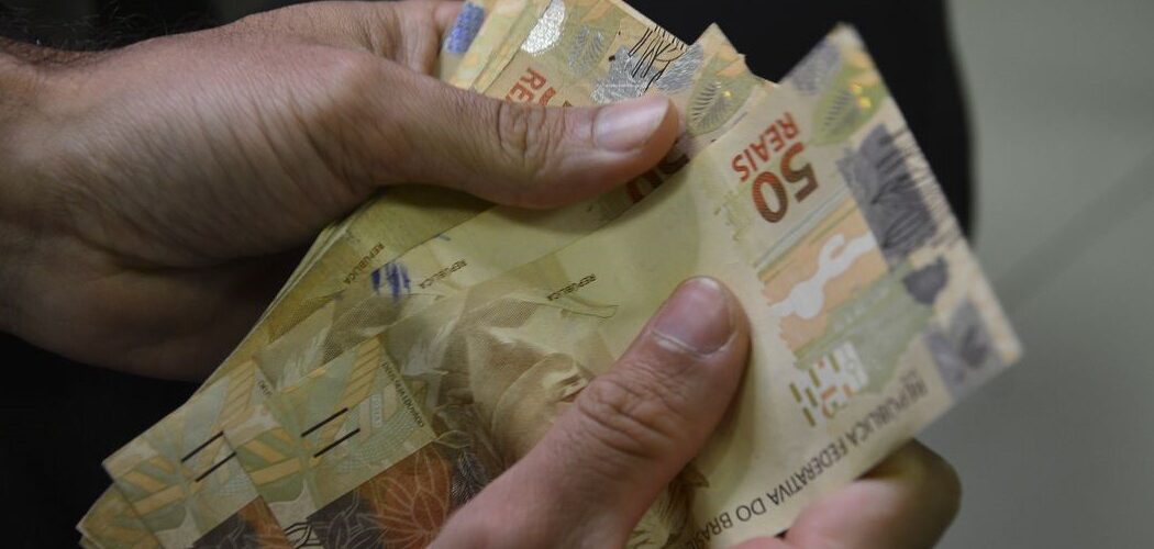 Economia: Caixa libera abono salarial para nascidos em maio e junho