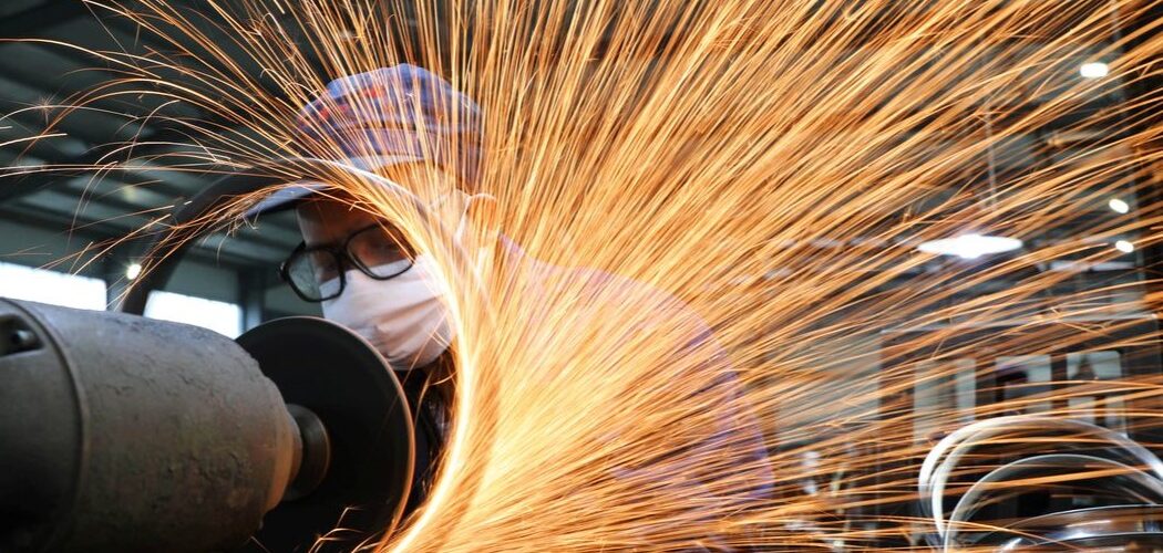 Economia: Produção industrial recua em janeiro em oito locais pesquisados