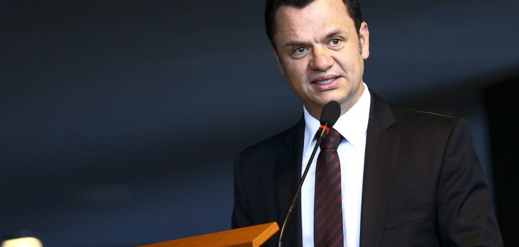 Atos Golpistas: Ex-ministro ganha tornozeleira pra sair da cadeia