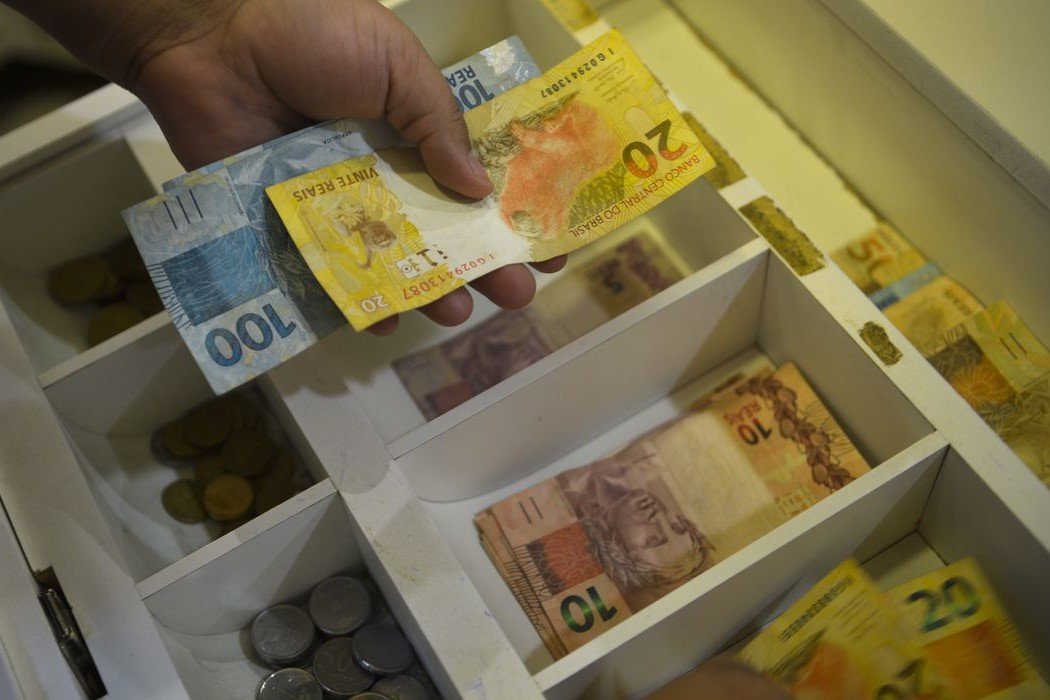 Economia: Brasileiros usam cada vez menos dinheiro em espécie, diz BC
