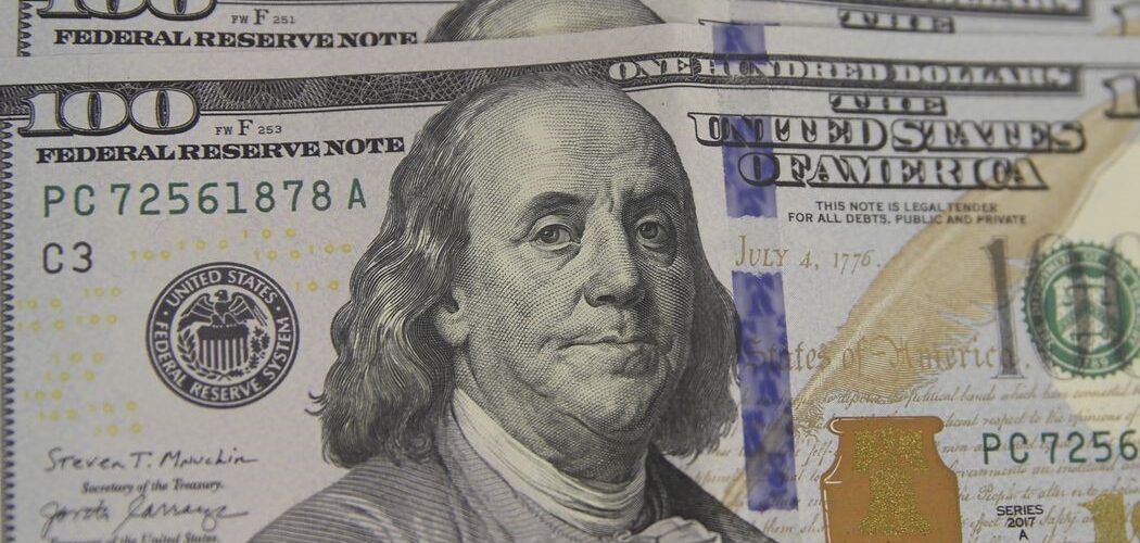 Economia: Dólar fecha o dia em R$ 4,88, menor cotação em 11 meses