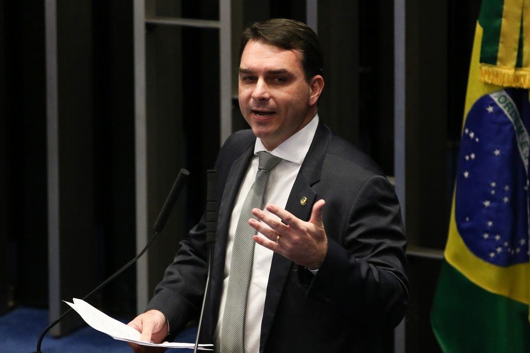 Justiça: TSE multa Flávio Bolsonaro em R$ 5 mil por fake news contra Lula