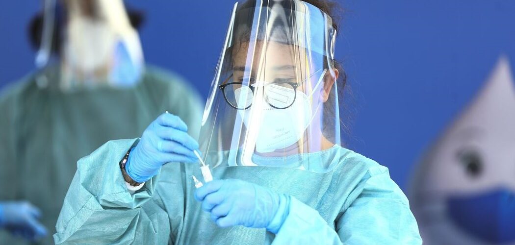 Saúde: Covid-19 não acabou e vacinação segue fundamental, alerta ministra