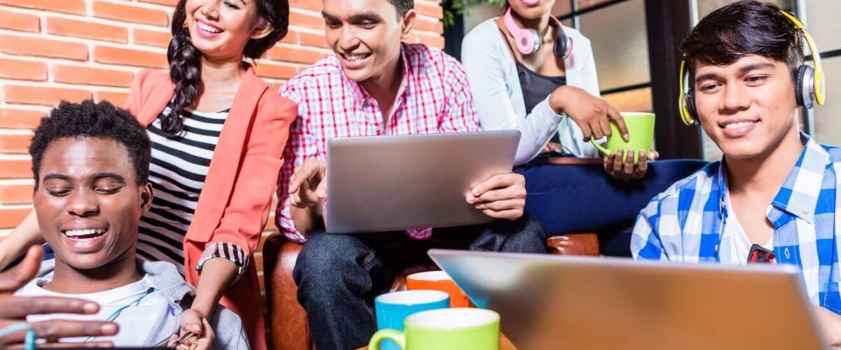 Clientes conectados às suas finanças: o que a Geração Z e os Millennials esperam dos bancos? 