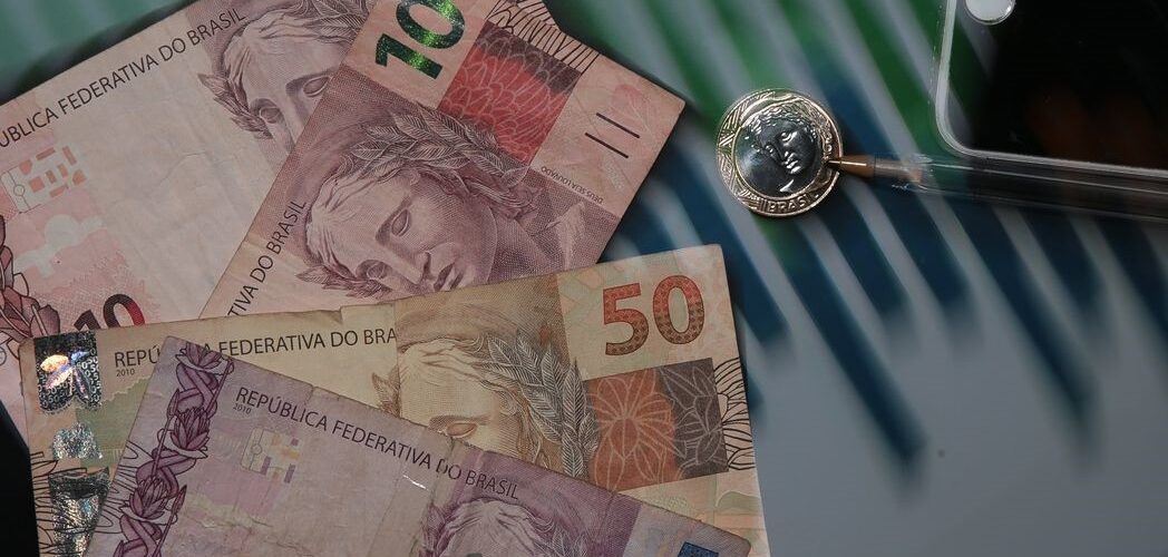 Economia: Agência de classificação de risco eleva nota de crédito do Brasil