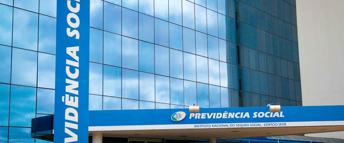 Política: Câmara vota urgência de projeto que proíbe desconto automático de associações na aposentadoria do INSS