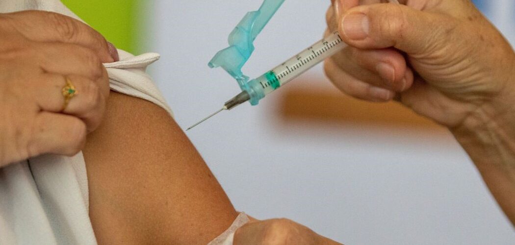 Saúde: Sociedade de Infectologia pede reforço da vigilância sobre covid-19