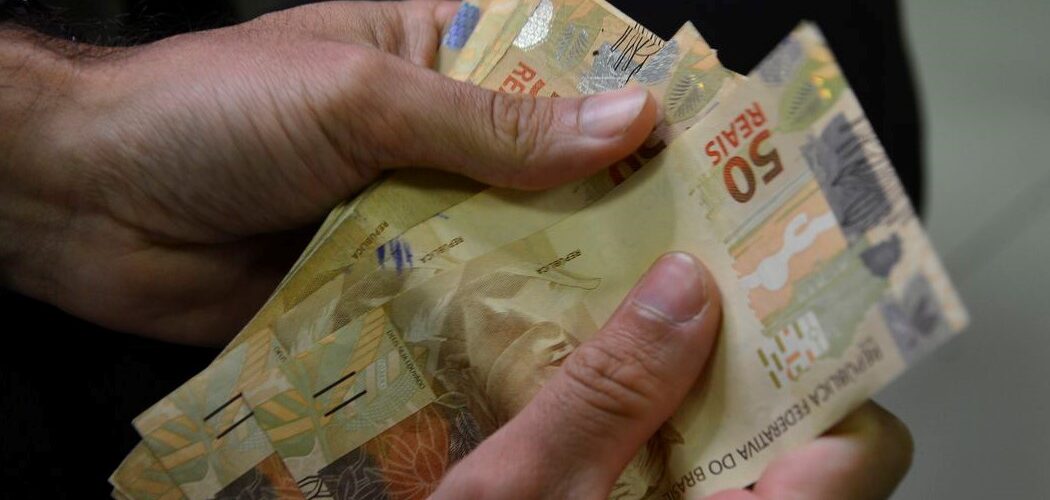 Economia: Orçamento de 2024 prevê salário mínimo de R$ 1.421