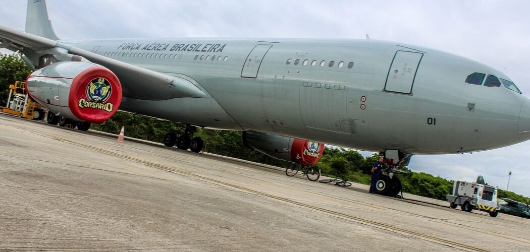 Sexto avião com brasileiros repatriados chega ao Rio de Janeiro