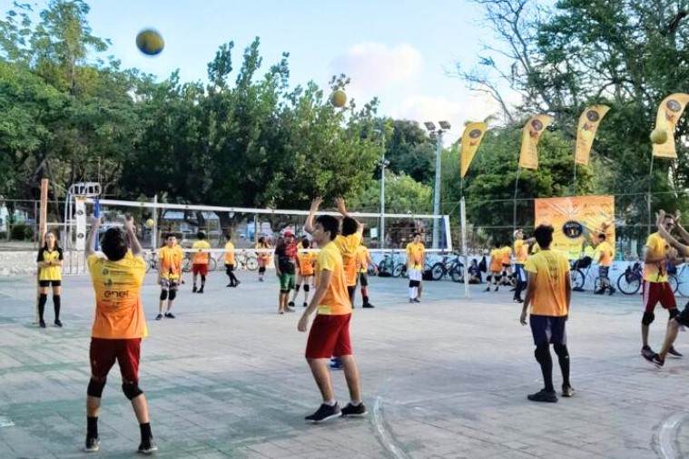 Social: Projeto promove inclusão social de crianças e adolescentes por meio do vôlei, futsal e treinamento funcional