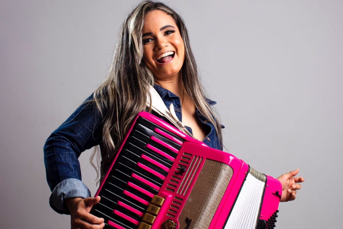 Cearense Karollzinha Sanfoneira vence prêmio de melhor instrumentista do Brasil em 2023