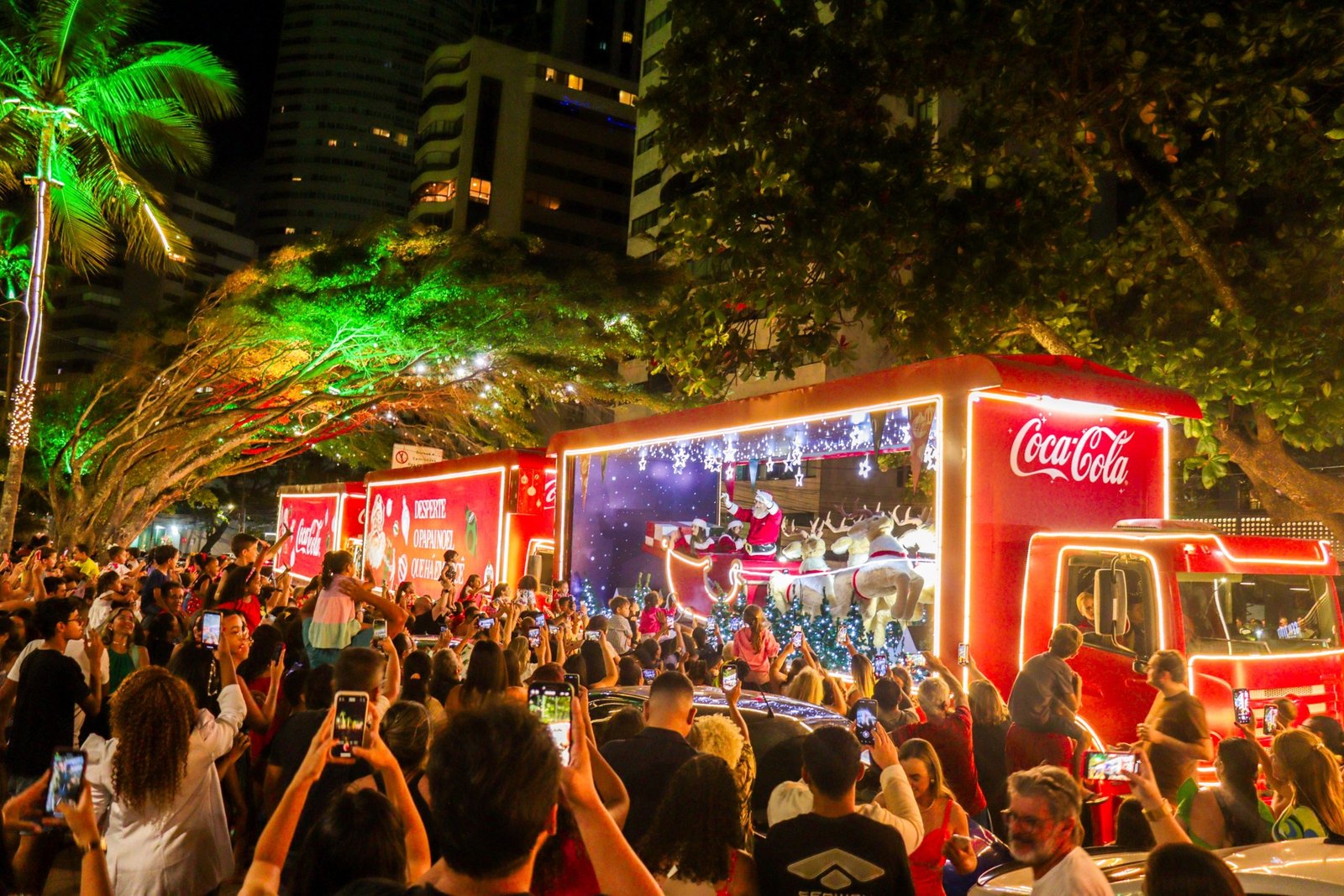 Natal Com cinco caminh es iluminados Caravana de Natal da Coca