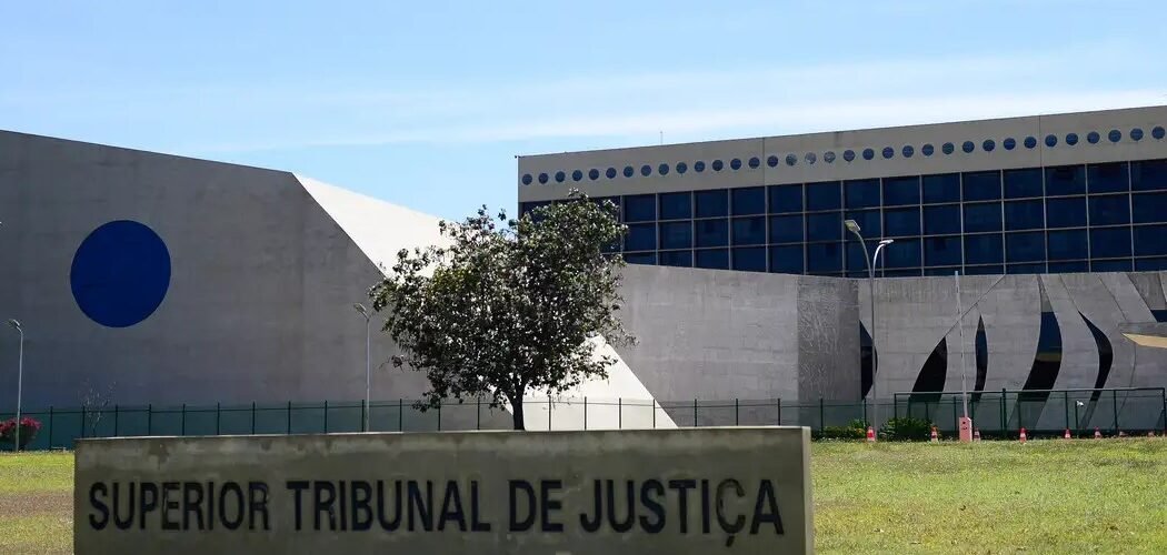 Justiça: Arma de brinquedo no roubo gera grave ameaça, decide STJ