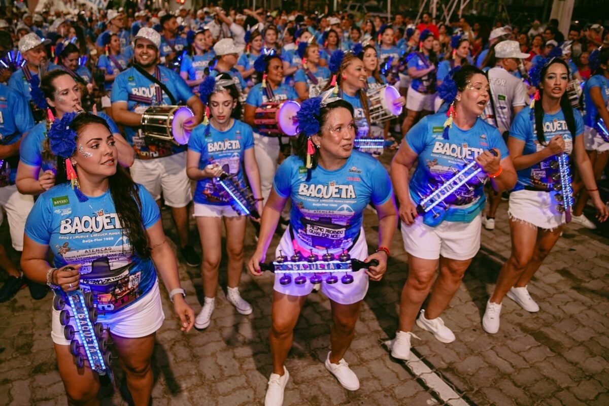 Baterias animam Praia de Iracema no primeiro final de semana do Pré-Carnaval