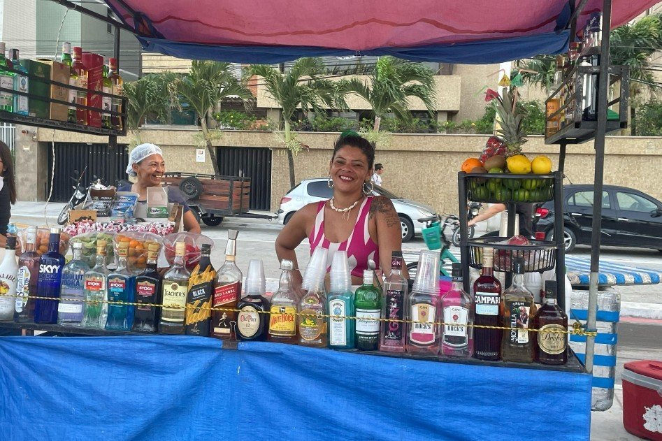 Empreendedorismo no Carnaval: mais de mil vendedores ambulantes encontram oportunidade de renda extra em Fortaleza